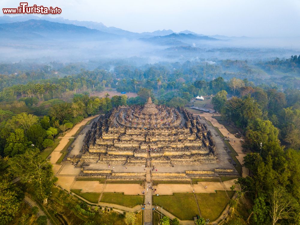 Immagine Il tempio buddhista di Borobudur visto dall'alto, isola di Giava, Indonesia. A progettarlo fu l'architetto Gunadharma assistito da alcuni monaci provenienti da tutte le parti del mondo.