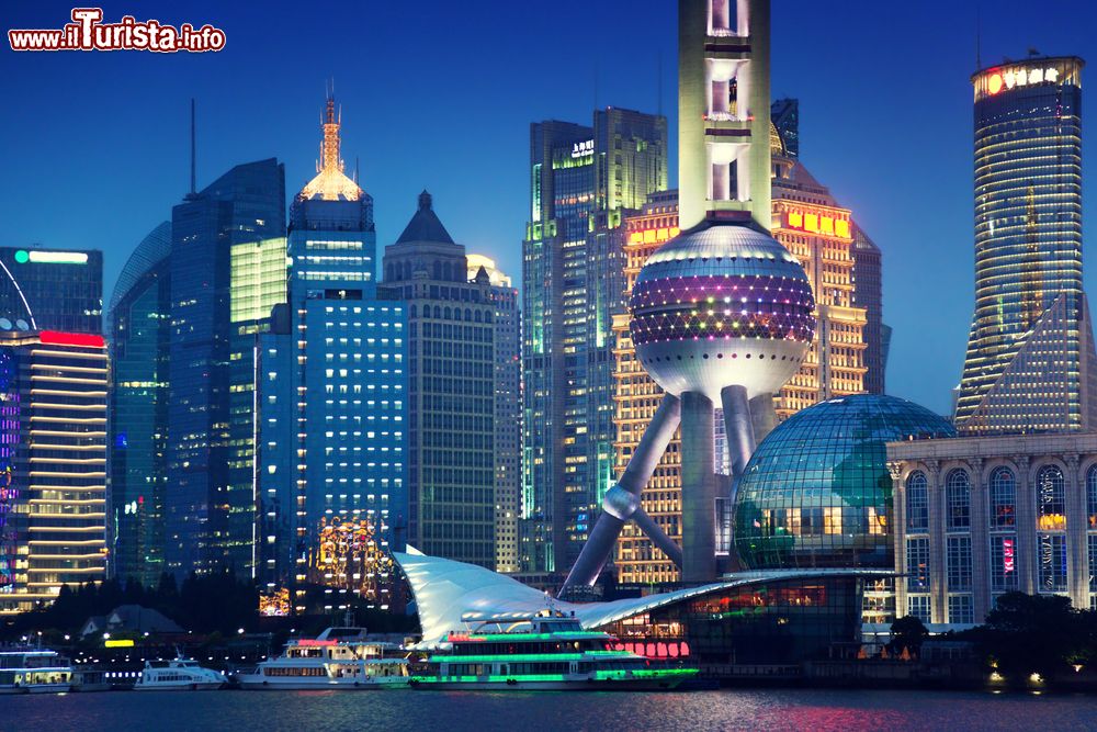 Immagine Vista notturna di Shanghai e della Oriental Pearl Tower, la grande antenna televisiva della Cina