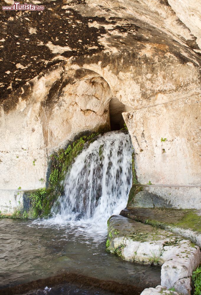 Immagine Dentro alla Grotta del Ninfeo a Siracusa, zona archeologica della Neapolis