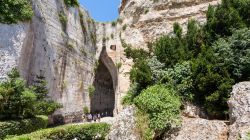 Ingresso alla grotta dell'Orecchio di Dioniso pesso le latomie del paradiso a Siracusa (Sicilia)