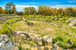 L'Anfiteatro romano di Siracusa, siamo nel Parco Archeologico della Neapolis in Sicilia - © Travellaggio / Shutterstock.com