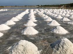 Mucchi di sale nelle saline dello Stagnone a Marsala