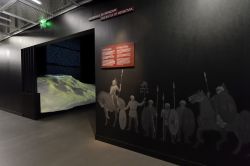 Ingresso alla ricostruzione multimediale della Battaglia di Gergovia, Museo Archeologico di La Roche-Blanche - ©  Musee de Gergovie / Henri Derus Photographie