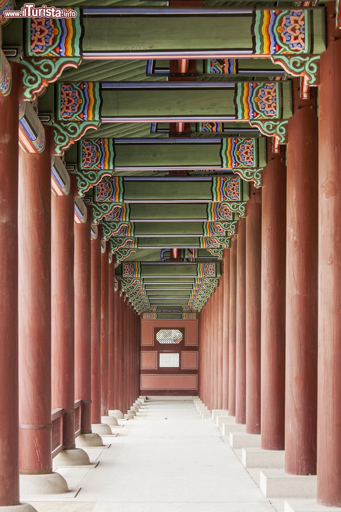 Immagine Colonnato al Geunjeongmun Gate nel complesso del Gyeongbokgung Palace, Seul, Corea del Sud. Si tratta di una fila di colonne rosse sormontate da travi in legno riccamente decorate.