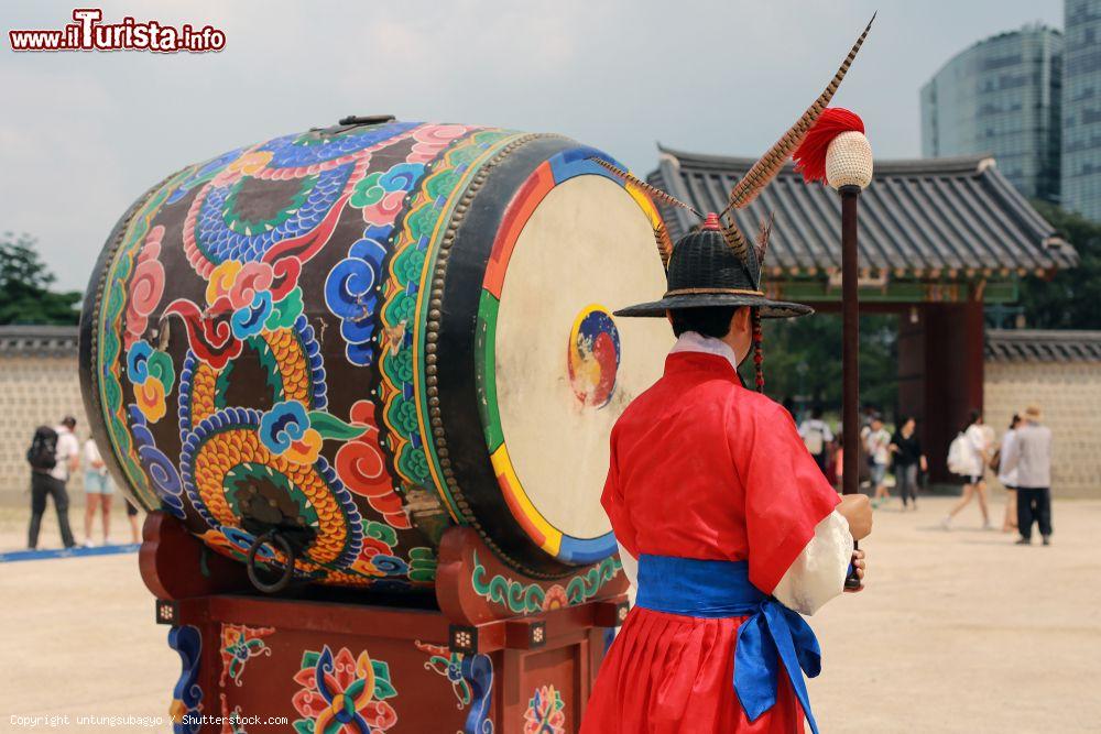 Immagine Esibizione al tamburo della Guardia Reale all'ingresso del Gyeongbokgung Palace di Seul, Corea del Sud - © untungsubagyo / Shutterstock.com