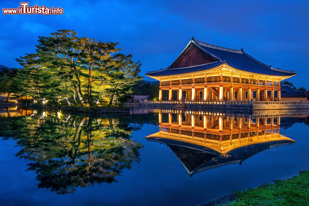 Immagine Il Gyeongbokgung Palace by night a Seul, Corea del Sud. Venne costruito nel 1394 su progetto dell'architetto Jeong Do-jeon.