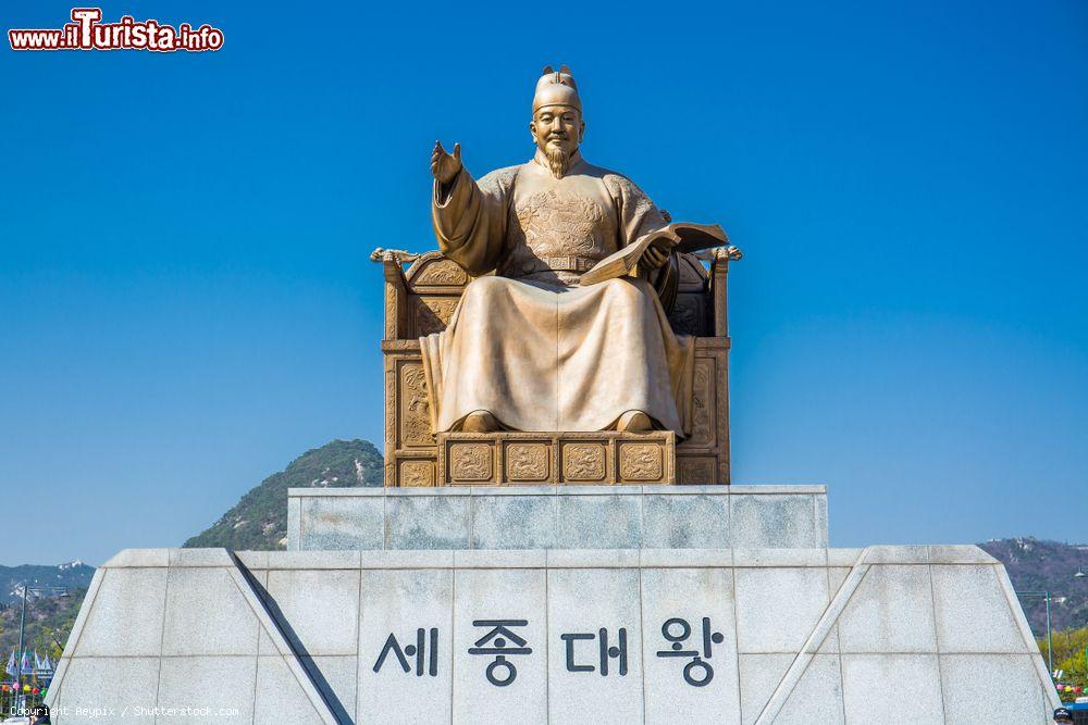 Immagine La statua del re Sejong di fronte al Gyeongbokgung Palace di Seul, Corea del Sud - © Aeypix / Shutterstock.com