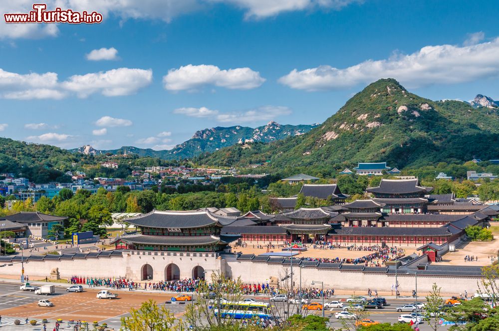 Immagine Panoramica aerea del Gyeongbokgung Palace di Seoul, Corea del Sud. E' il principale e il più grande dei cinque palazzi reali fatti costruire dalla dinastia Chosun.