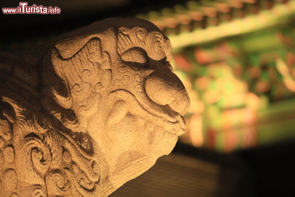 Immagine Particolare di una scultura in pietra al Gyeongbokgung Palace di notte, Seul, Corea del Sud.