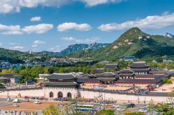 Panoramica aerea del Gyeongbokgung Palace di Seoul, Corea del Sud. E' il principale e il più grande dei cinque palazzi reali fatti costruire dalla dinastia Chosun. 
