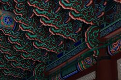 Tradizionali dipinti su travi di legno al Gyeongbokgung Palace di Seul, Corea del Sud.
