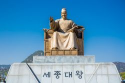 La statua del re Sejong di fronte al Gyeongbokgung Palace di Seul, Corea del Sud - © Aeypix / Shutterstock.com