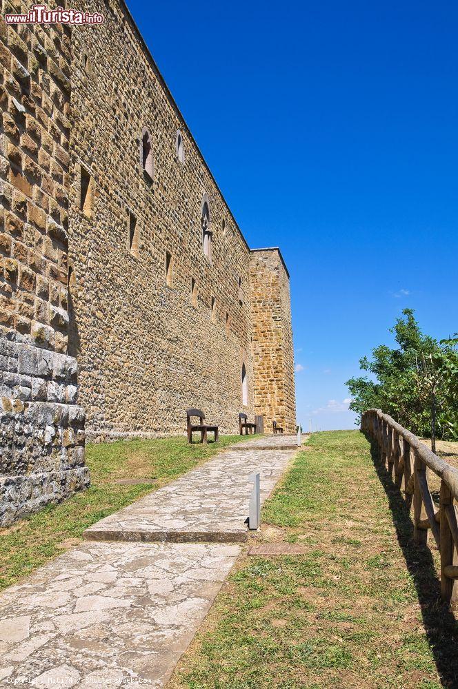 Immagine Passeggiata lungo le mura del Castello di Lagopesole in Basilicata - © Miti74 / Shutterstock.com