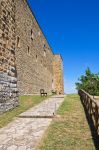 Passeggiata lungo le mura del Castello di Lagopesole in Basilicata - © Miti74 / Shutterstock.com