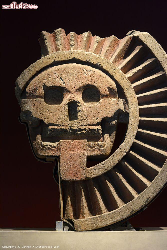 Immagine Il disco di Mictlantecuhtli (divinità associata alla morte) rinvenuto nel sito archeologico di Teotihuacan. L'oggetto è ospitato nella sala 4 del Museo di Antropologia di Città del Messico - © JC Gonram / Shutterstock.com