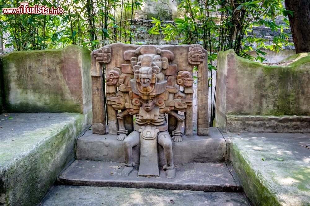 Immagine La scultura di una divinità totonaca associata alla morte esposta presso il Museo Nazionale di Antropologia di Città del Messico.