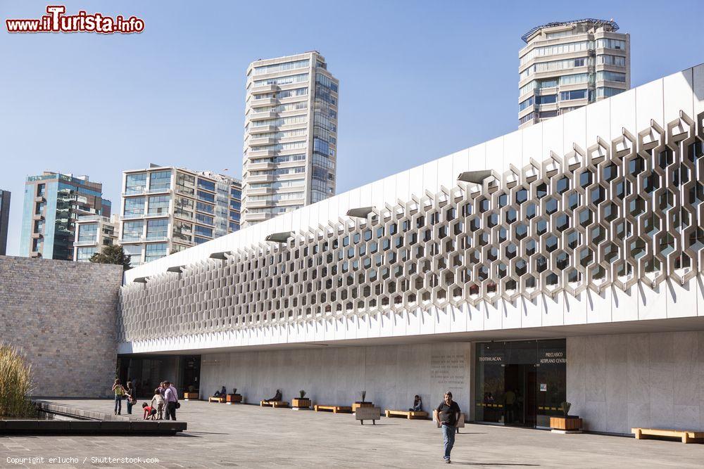 Immagine L'edificio che ospita il Museo Nazionale di Antropologia fu costruito nel 1964 all'interno del Bosque de Chapultepec, la più grande area verde di Città del Messico - © erlucho / Shutterstock.com