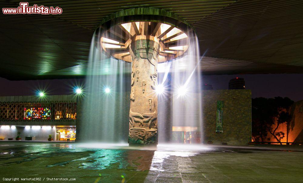 Immagine La fontana sotto il cosiddetto "paraguas" nel patio centrale del Museo Nazionale di Antropologia di Città del Messico - © marketa1982 / Shutterstock.com