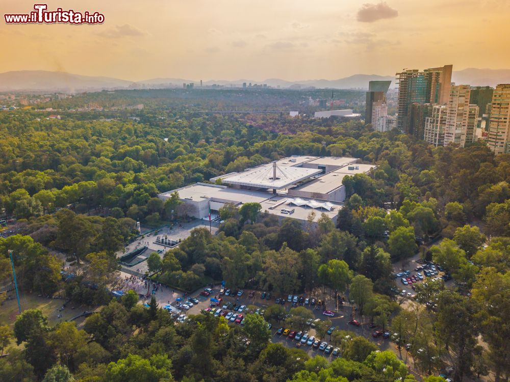 Immagine Vista panoramica sul Museo Nazionale di Antropologia, ospitato all'estremità settentrionale del Bosque de Chapultepec a Città del Messico.