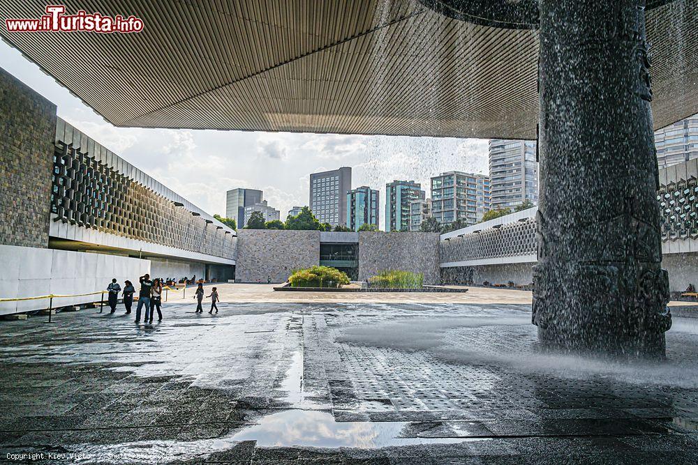 Immagine Il patio centrale del Museo Nazionale di Antropologia (MNA) di Città del Messico - © Kiev.Victor / Shutterstock.com