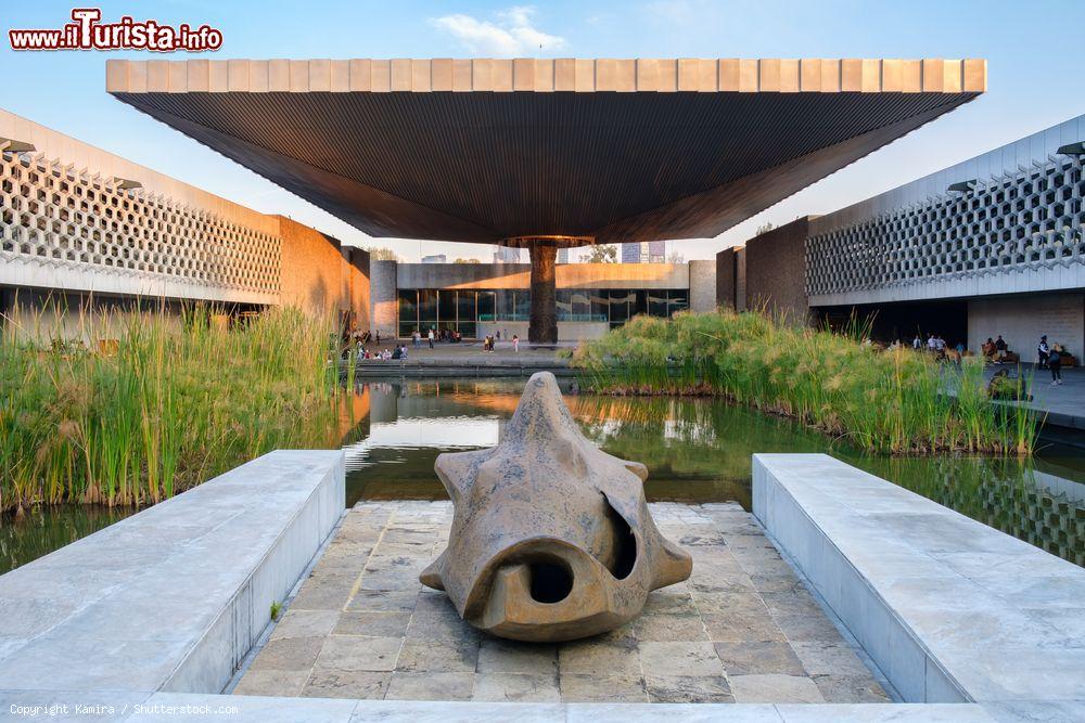 Immagine Il patio centrale del Museo Nazionale di Antropologia, ospitato nel Bosque de Chapultepec a Città del Messico - © Kamira / Shutterstock.com