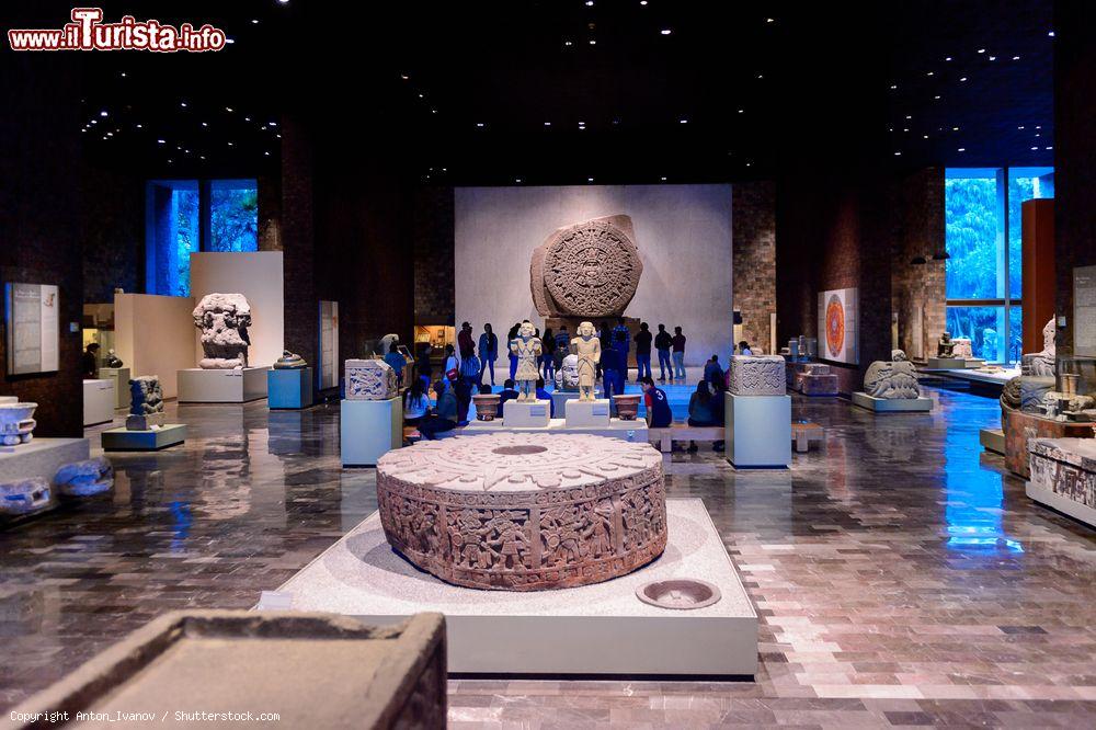 Immagine L'interno della sala 6, dedicata alla cultura mexica (azteca), presso il Museo di Antropologia di Città del Messico. Sullo sfondo si nota la Piedra del Sol. - © Anton_Ivanov / Shutterstock.com