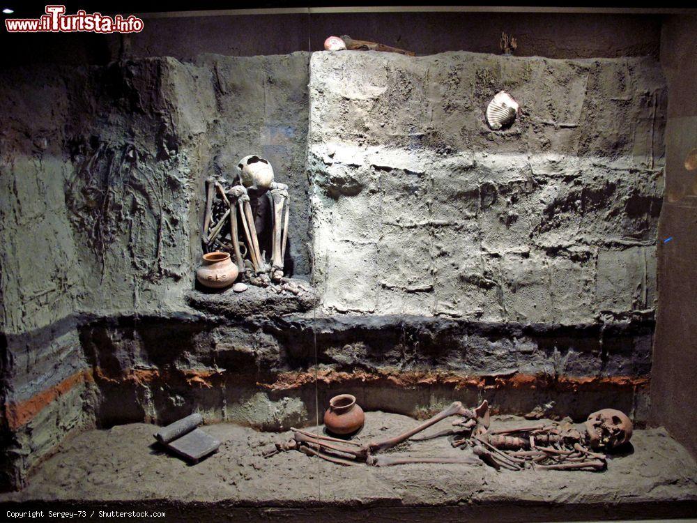 Immagine La ricostruzione di una sepoltura di epoca preispanica presso il Museo di Antropologia di Citta del Messico - © Sergey-73 / Shutterstock.com