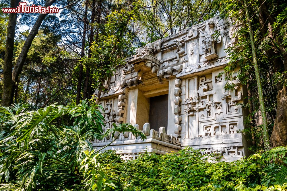 Immagine La ricostruzione di un tempio maya nel giardino del Museo Nazionale di Antropologia (MNA) di Città del Messico.