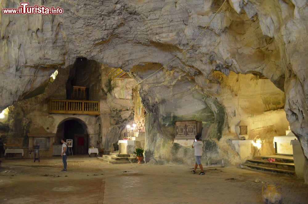 Immagine La grotta sacra di Sant'Angelo a Farinella in Cilento: siamo dentro al Santuario di San Michele Arcangelo