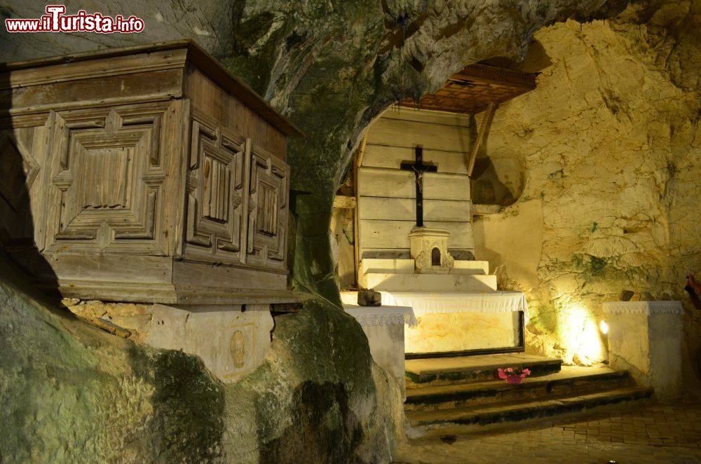 Immagine Particolare della Grotta di San Michele a Sant'Angelo a Fasanella in Campania