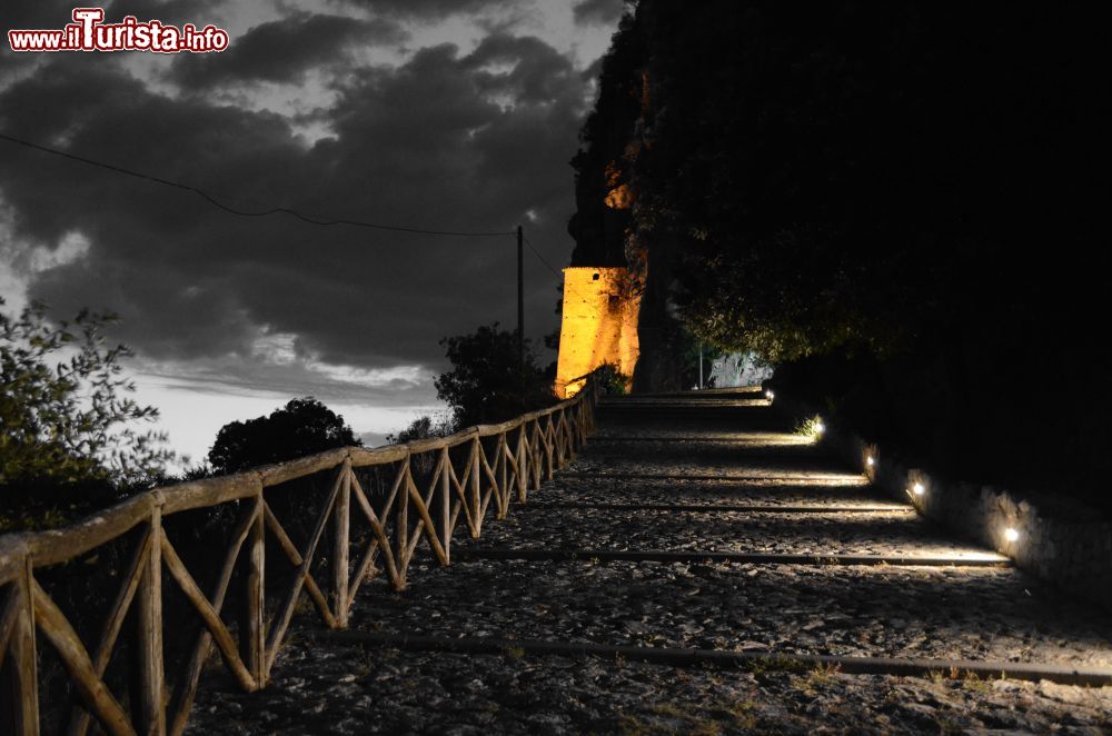Immagine Vista serale della scalinata che conduce alla Grotta Santuario di San Michele Arcangelo in Campania