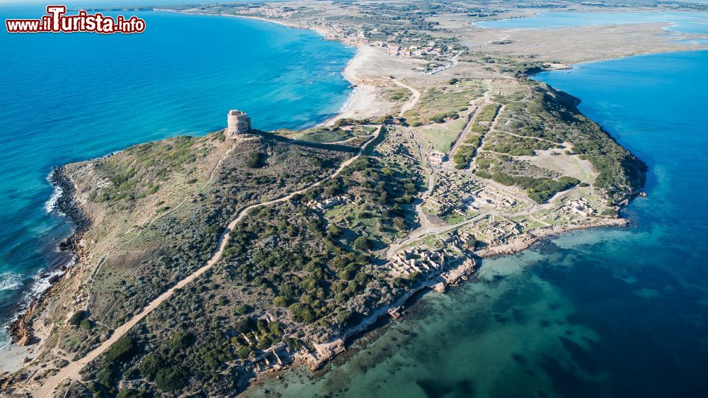 Immagine L'antica città di Tharros è situata ai piedi della Torre di San Giovanni, sul promontorio di Capo San Marco, in provincia di Oristano - foto Giulio Rossi