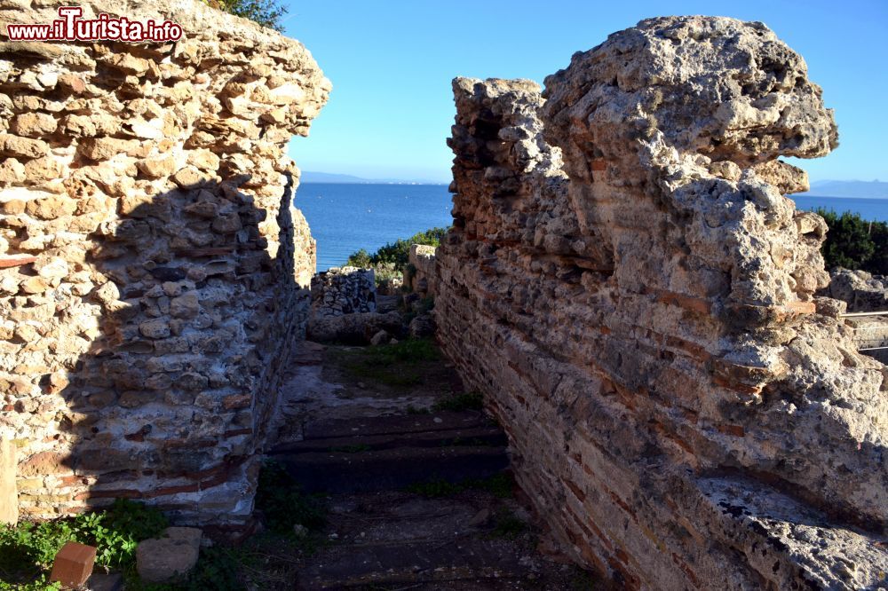 Immagine San Giovanni di Sinis (Cabras): un dettaglio delle rovine di Tharros all'interno dell'area archeologica.