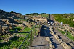 Il sistema di strade che divideva i quartieri nell'antica città di Tharros a San Giovanni di Sinis (Comune di Cabras).
