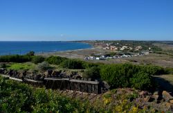 Il paesino di San Giovanni di Sinis visto dalle fortificazioni dell'antica Tharros sul colle di Su Murru Mannu, in Sardegna.
