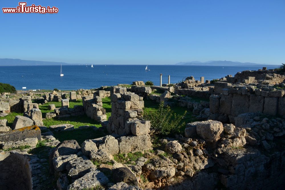 Immagine La Sardegna non è solo vacanze al mare: a San Giovanni di Sinis si può coniugare la vita da spiaggia alla visita al sito archeologico di Tharros.