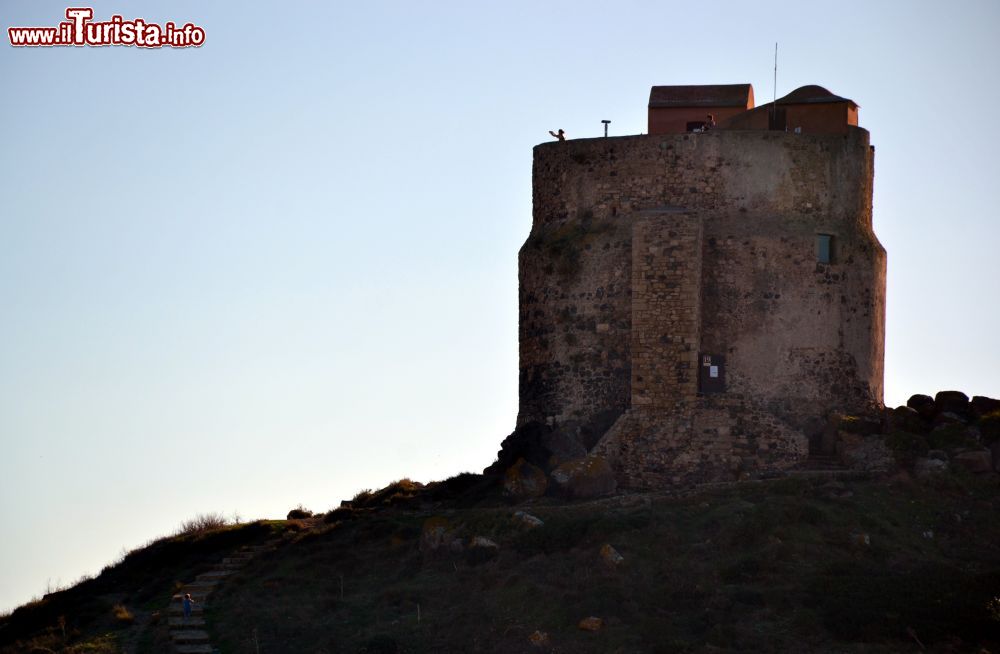 Immagine All'estremità meridionale della Penisola del Sinis si trovano due torri difensive costruite dagli Spagnoli tra il XVI e il XVII secolo: questa è la Torre di San Giovanni, posta sopra l'antica città di Tharros.