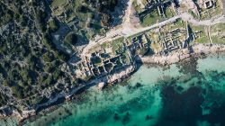 Le rovine sul mare di Tharros, città fondata tra l’VIII e il VII secolo a.C. dai Fenici. Siamo a San Giovanni di Sinis, nel Comune di Cabras (Sardegna) - foto Giulio Rossi
