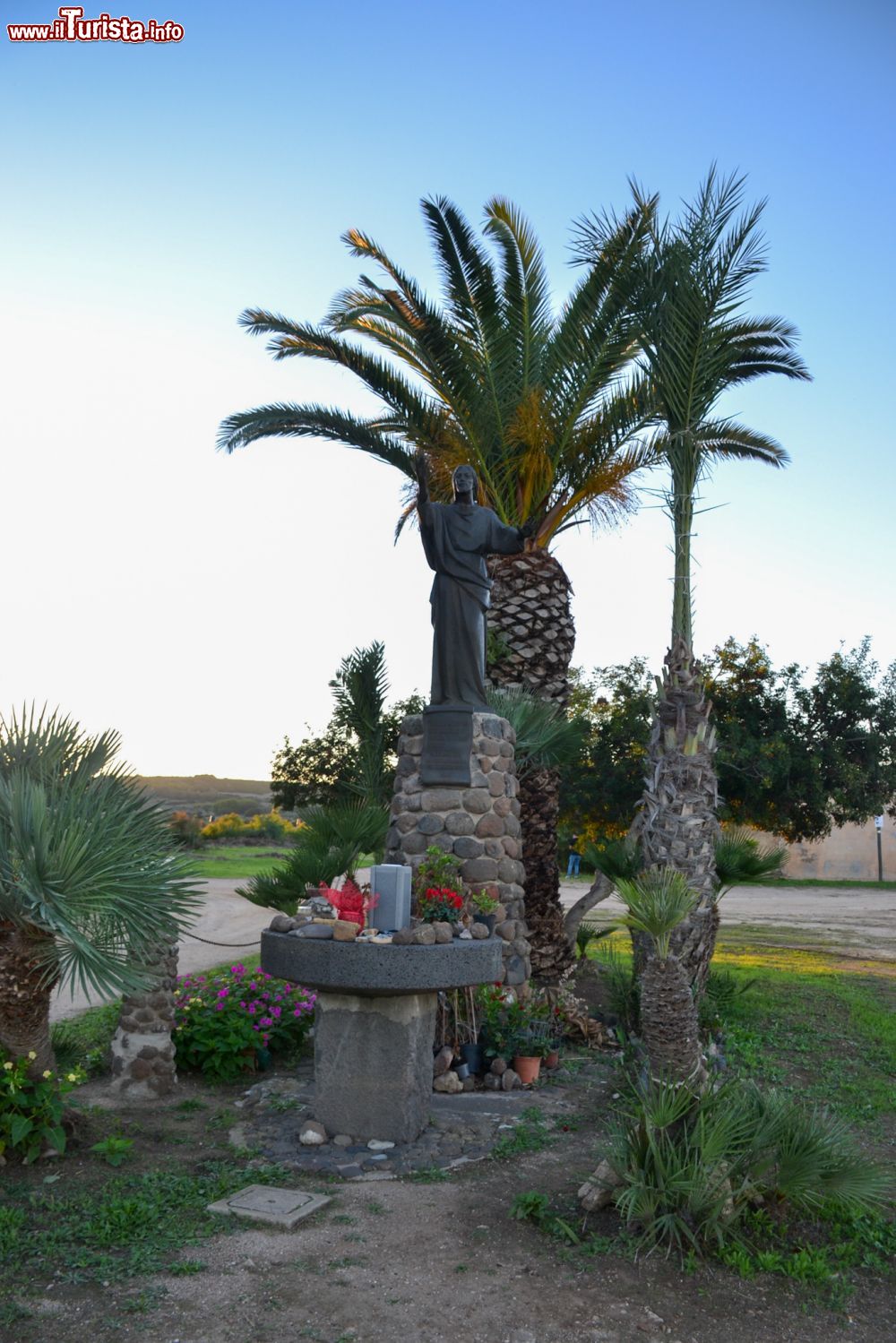 Immagine La statua di San Salvatore appena fuori dal villaggio abbandonato di San Salvatore di Sinis, in Sardegna.