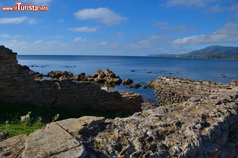 Immagine Parte dei muri delle antiche Terme a mare di Nora, in Sardegna.