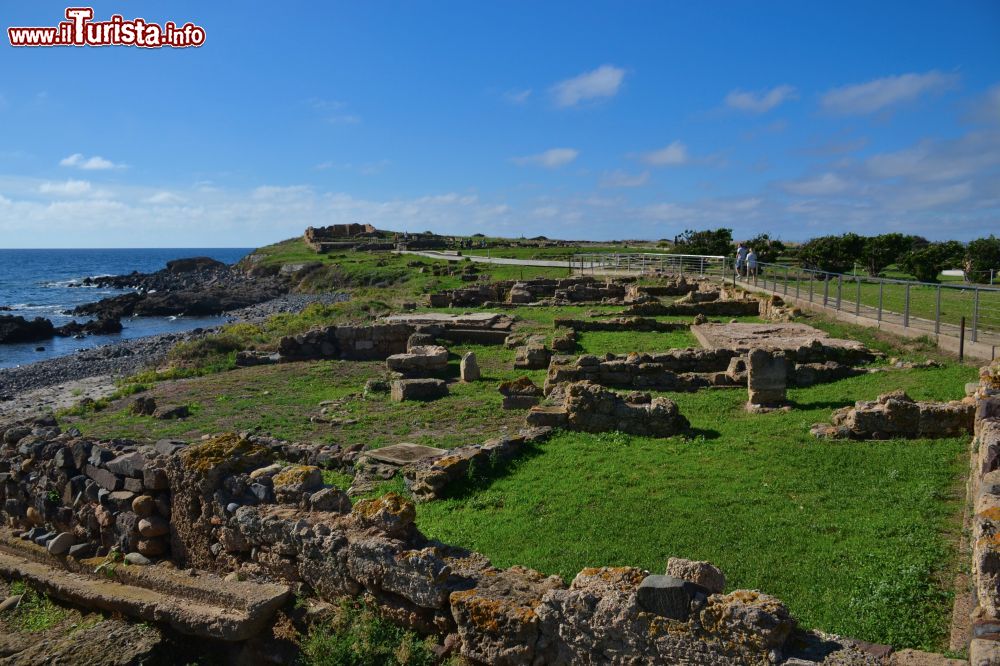 Immagine All'estremità del promontorio si notano le rovine del Santuario di Esculapio. Siamo nel sito di Nora, in Sardegna.