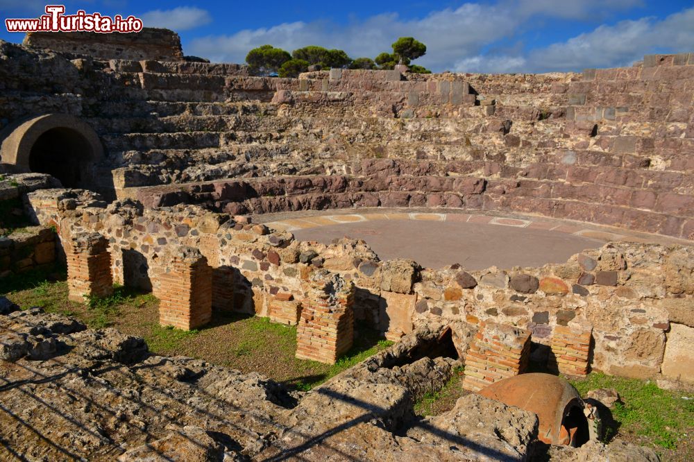 Immagine Il teatro di Nora poteva contenere fino a 1200 posti a sedere ed è l'unico teatro romano conosciuto in tutta la Sardegna.