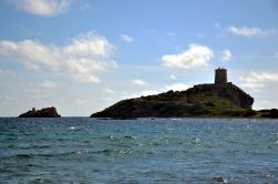 La Torre del Coltellazzo, all'estremità del Capo di Pula, fu costruita nel XVI secolo dagli Spagnolicon funzioni difensive. Si trova oggi all'interno dell'area archeologica ...