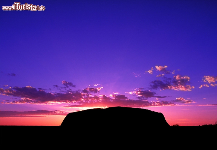 Tramonto Ayers Rock, Australia. Uluru è uno dei luoghi più romantici in assoluto, specialmente alla sera quando il monolite si colora di un rosso intenso e fa vivere alle coppie presenti un momento indimenticabile 
