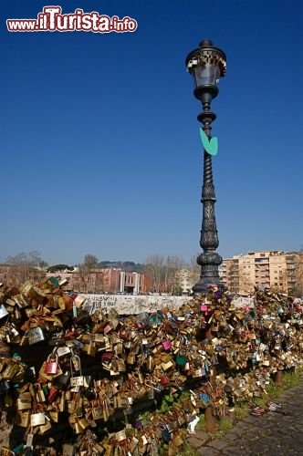 Roma, Italia: sul ponte Milvio che attraversa il Tevere, un film di Moccia "ho voglia di te" ha lanciato l'usanza di suggellare la propria storia d'amore attaccando un lucchetto