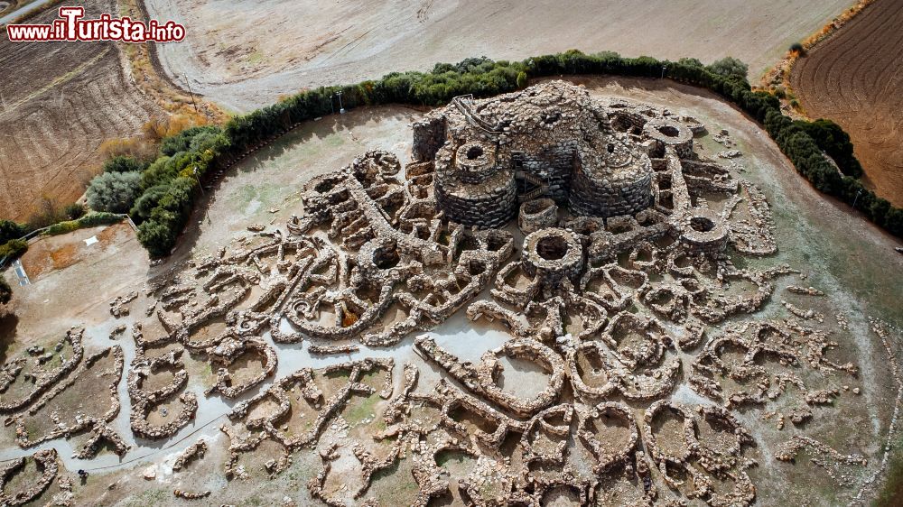 Immagine L'area archeologica Su Nuraxi a Barumini, dove si distingue il nuraghe quadrilobato e l'adiacente villaggio / Foto Giulio Rossi.