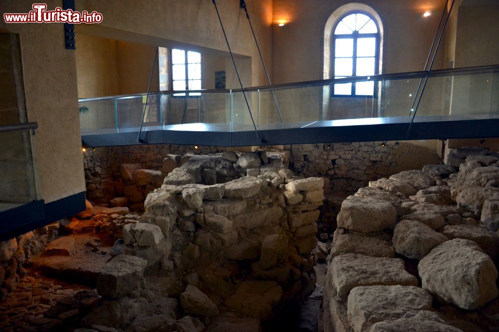 Immagine La sezione archeologica di Casa Zapata a Barumini, dove si trova il cosiddetto “Su Nuraxi ‘e Cresia” (il nuraghe della chiesa).