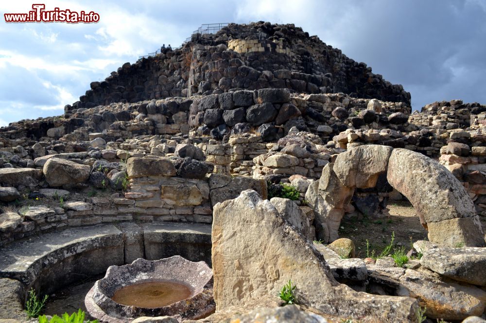 Immagine Il nuraghe quadrilobato di Su Nuraxi a Barumini è costruito principalmente in basalto.