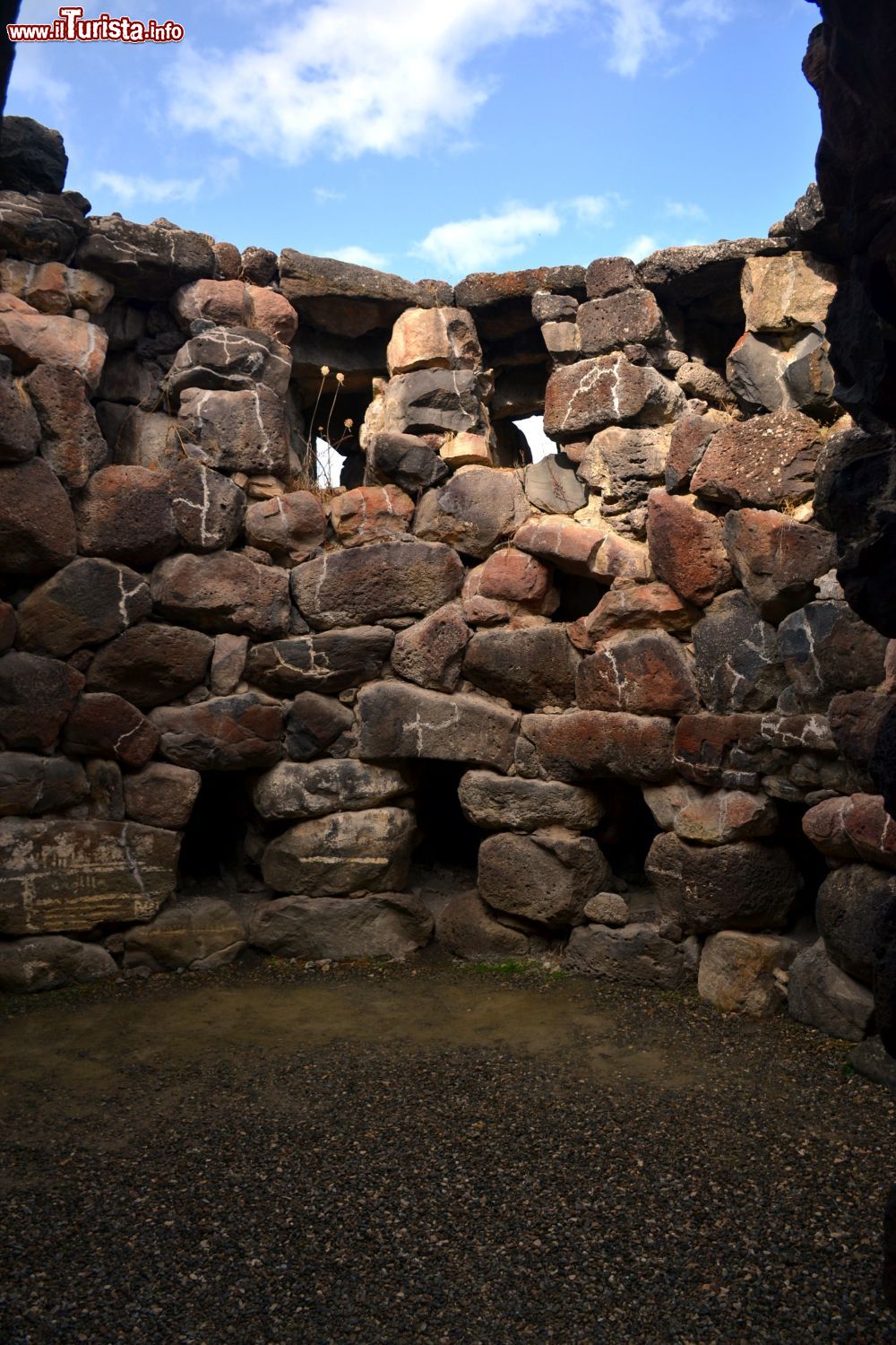 Immagine L'interno di un'abitazione nel villaggio nuragico di Su Nuraxi a Barumini (Sud Sardegna).