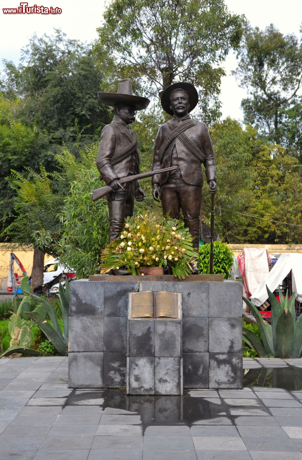 Immagine La statua di Pancho Villa ed Emiliano Zapata sulla piazza centrale di Xochimilco (Città del Messico).